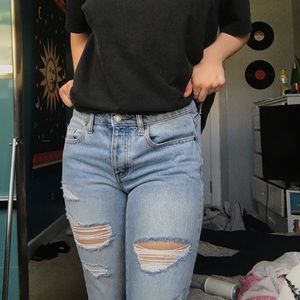 boyfriend jeans w rips <3